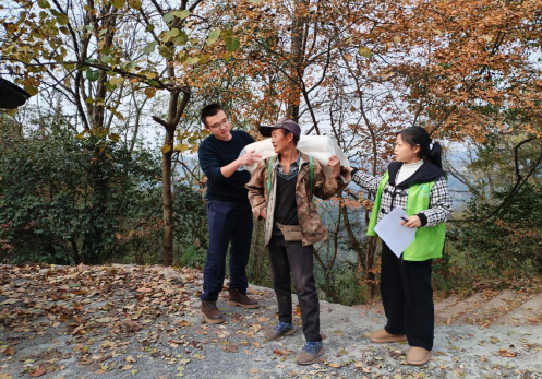 冬日温情：高峰镇为分散特困供养人员送暖被