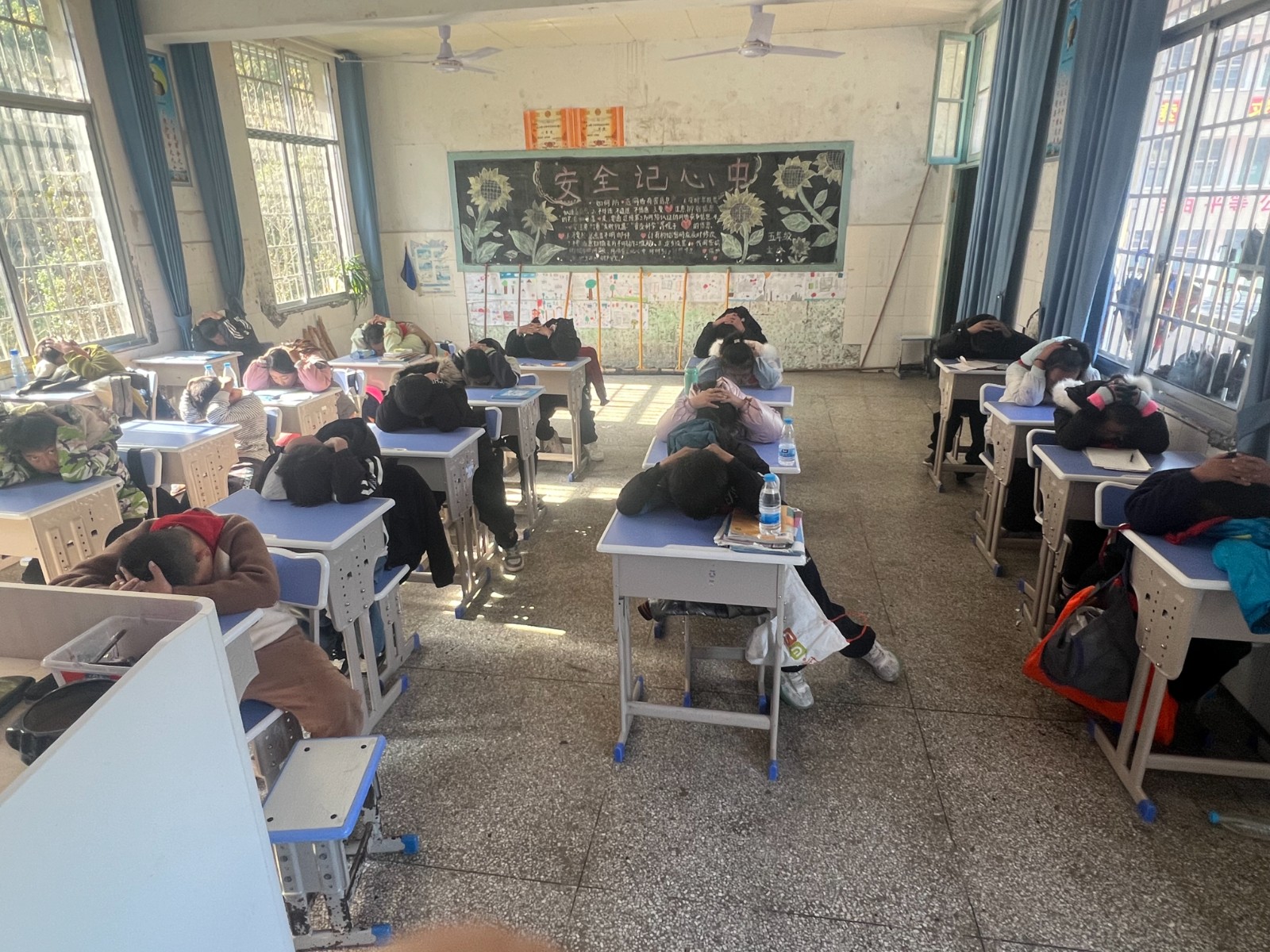 河蓬九年制学校开展防恐防暴应急演练