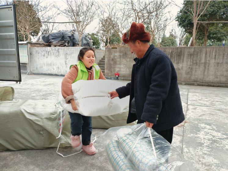高峰镇：寒冬送棉被  暖心又贴心