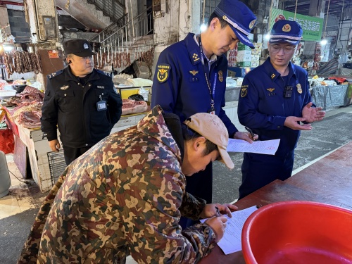 古丈消防开具2025年首张当场处罚决定书，民族大市场卖猪肉商户违规使用燃气罐被罚