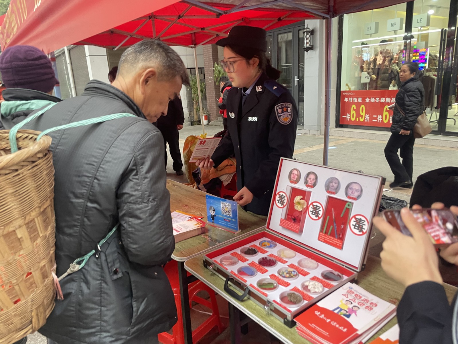 古丈县多部门联合开展宣传活动迎接人民警察节