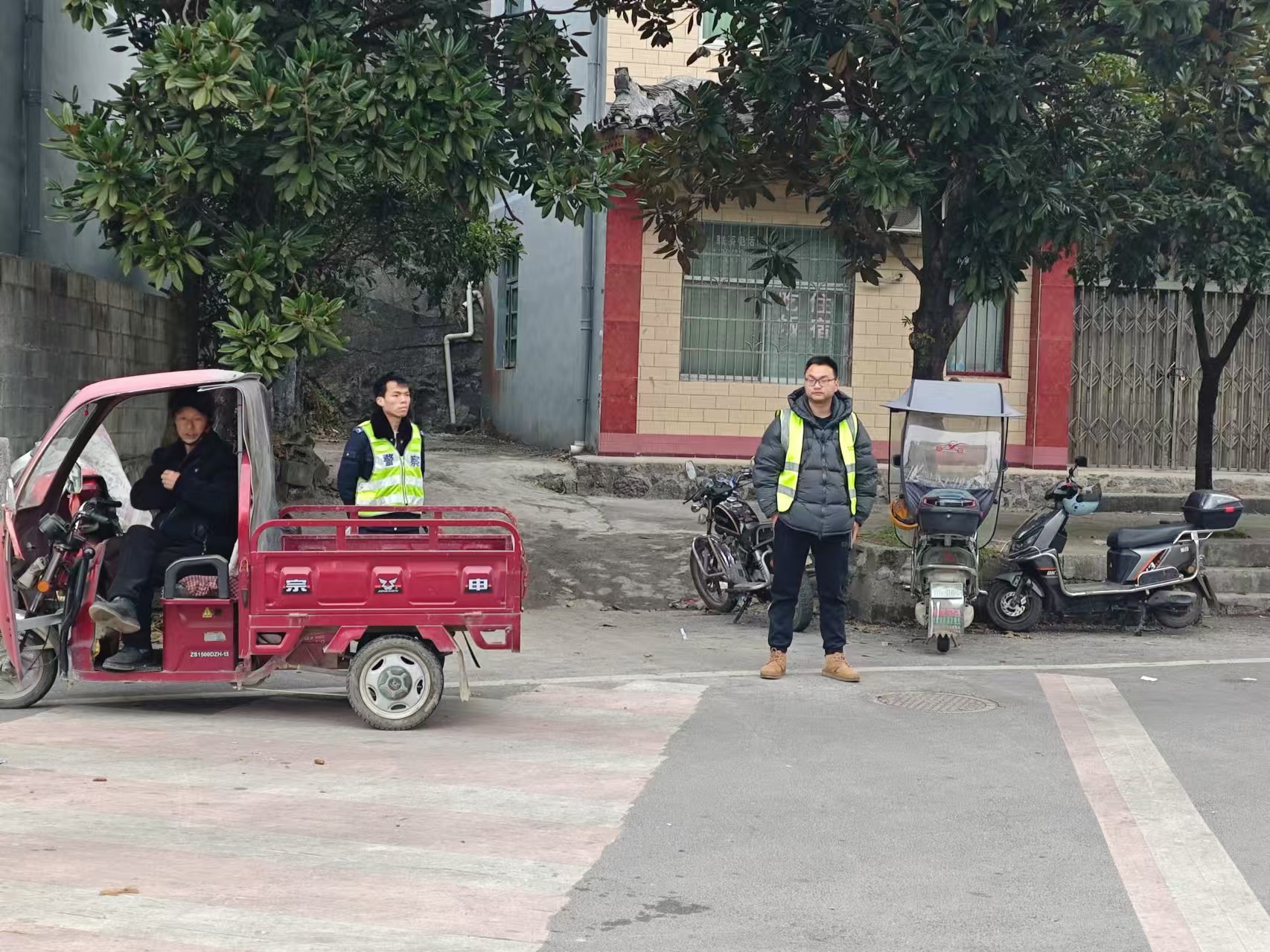 断龙山镇：开展交通劝导活动，助力交通安全文明建设