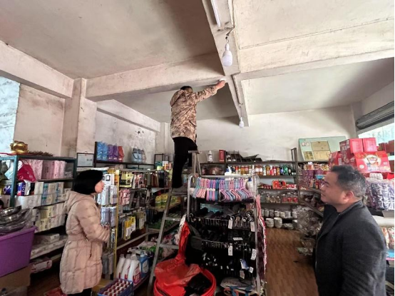 断龙山镇：为商户免费发放烟感报警器和燃气泄漏报警器