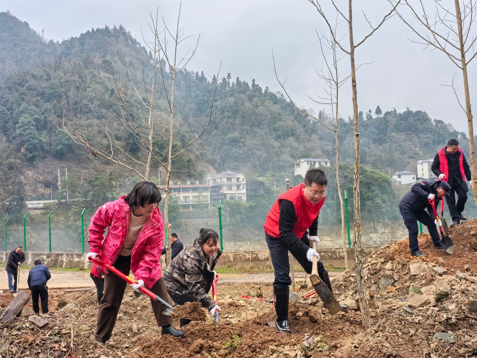 不负春光，共添新绿 ——县政府办开展“爱卫、护水、增绿”主题党建活动