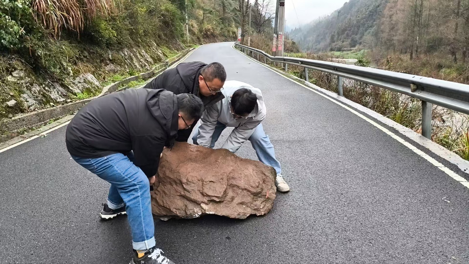 古丈县岩头寨镇：暴雨突袭显担当 同心携手保畅通