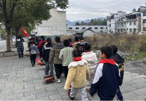 罗依溪九年制学校开展“学雷锋”志愿服务活动