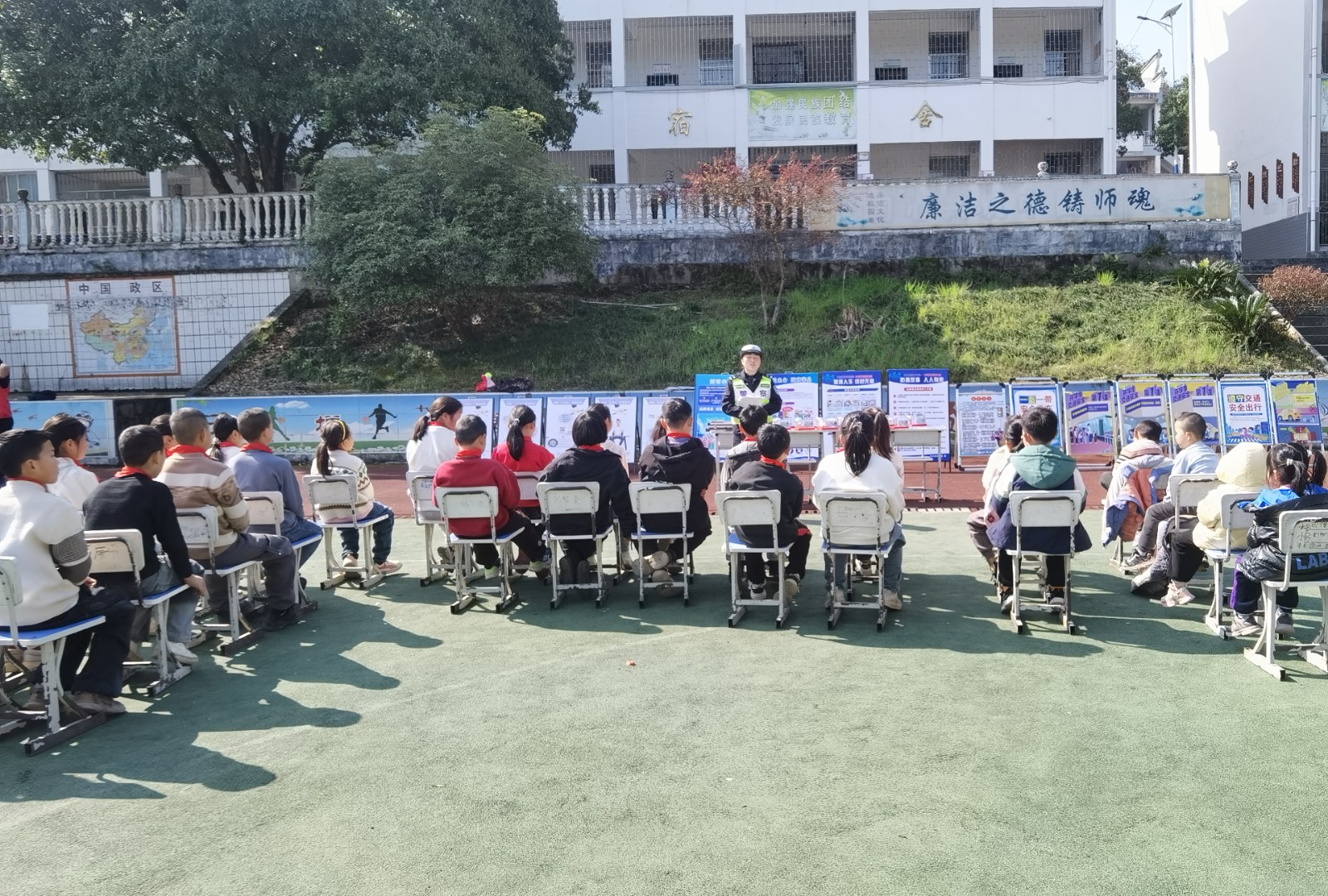 古丈县公安进校园 共筑小学安全网