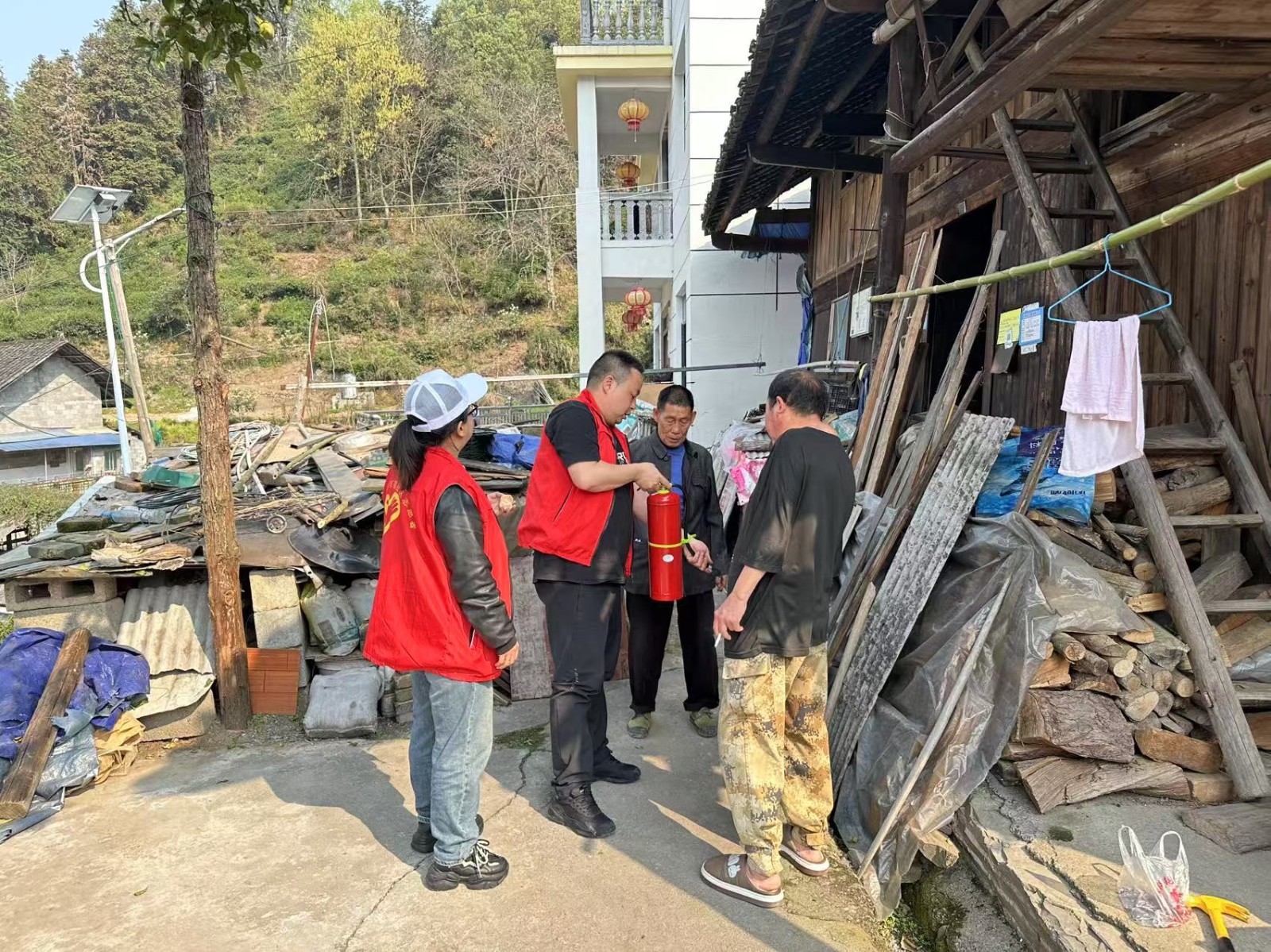 古阳镇红星社区：老旧木房添置灭火器，筑牢安全“防火墙”