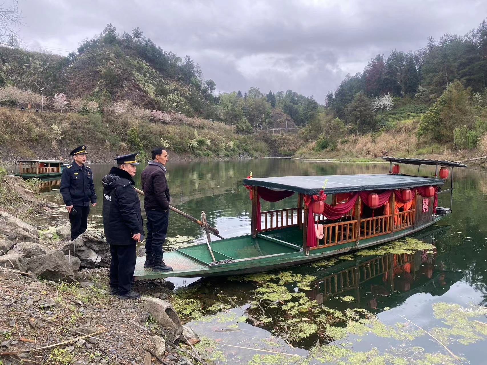 古丈县城乡建设和交通运输局联合整治“三无”船舶