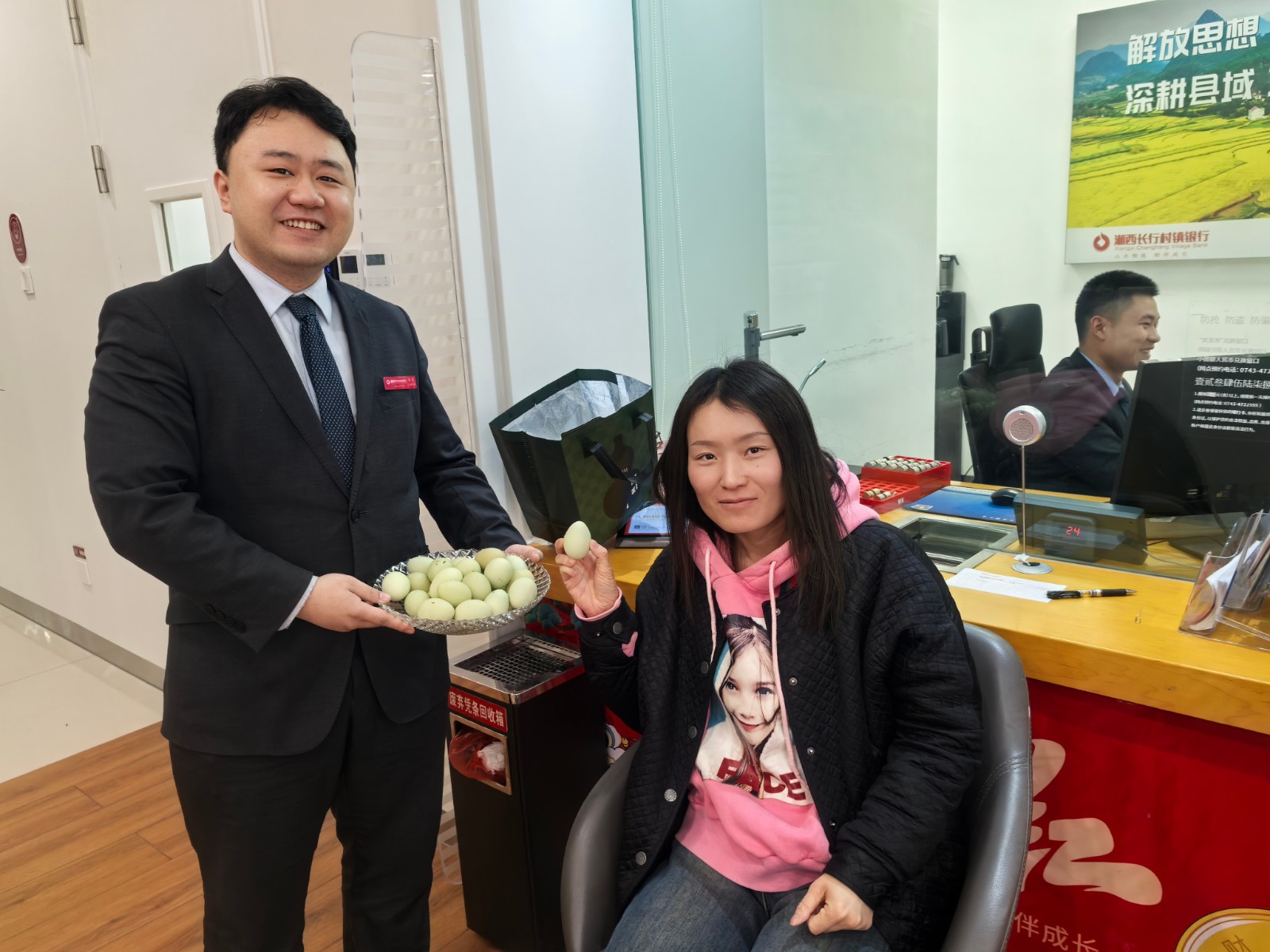 "荠"香传情 聚财暖心——湘西长行村镇银行古丈支行开展三月三特色客户关怀活动