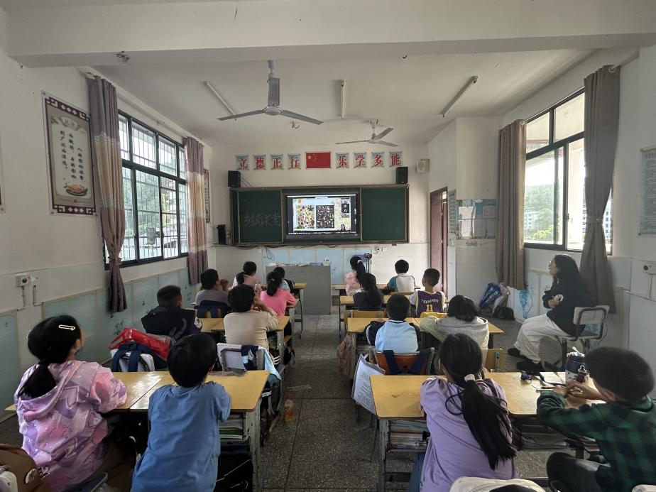 湖南师范大学连线古丈县岩头寨镇儿童探秘自然