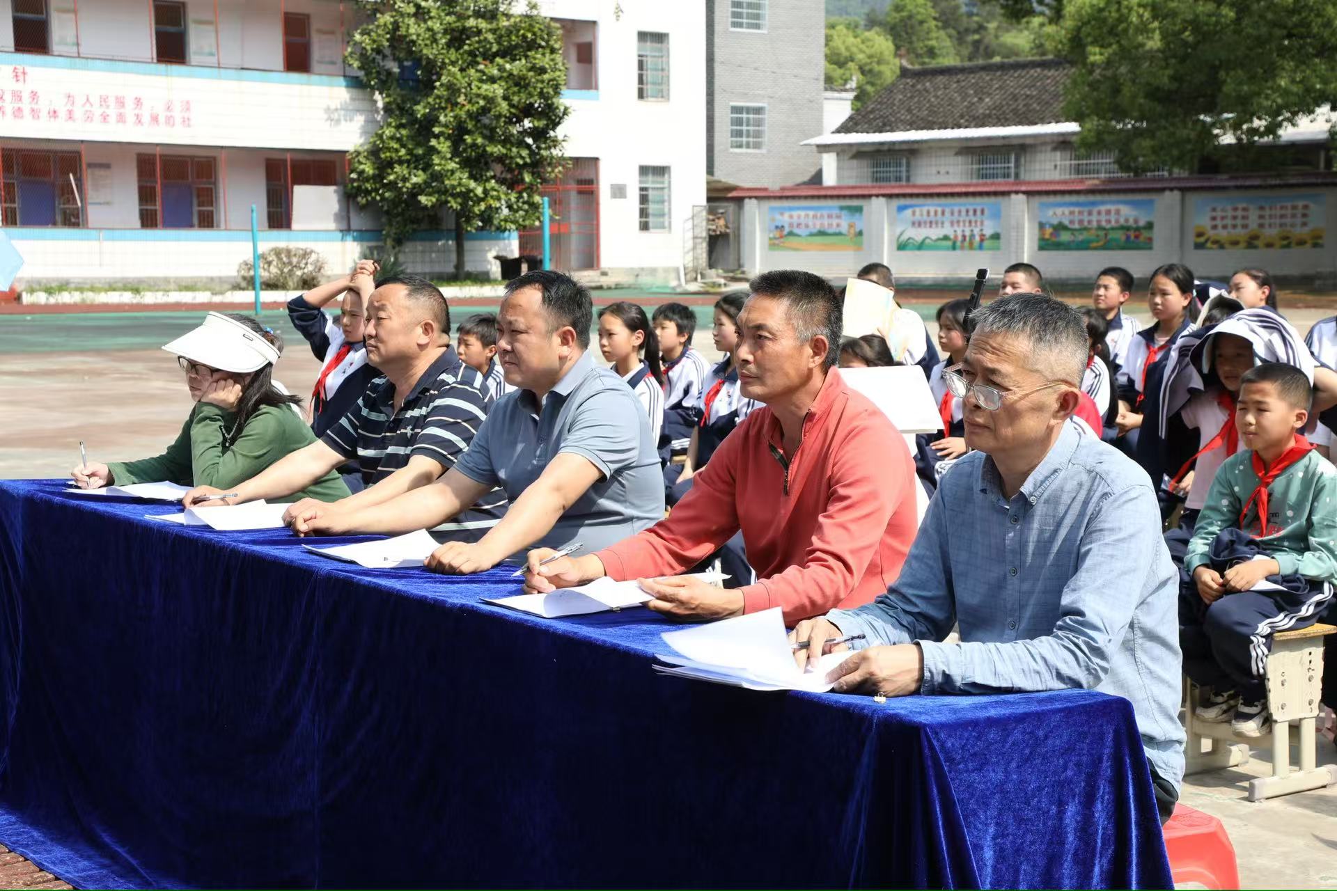 罗依溪九年制学校成功举行“溯经典源流，吟家国深情”书香校园朗诵比赛
