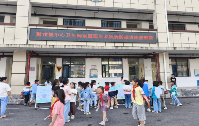 默戎镇九年一贯制学校：防溺防火筑金钟，食安疾控护春苗