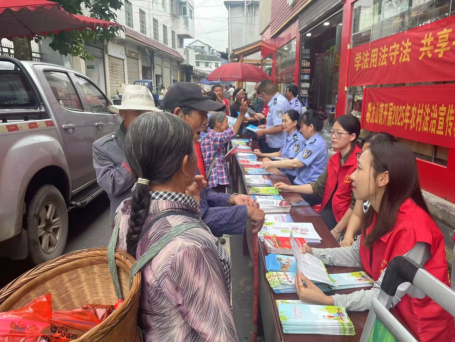 断龙山镇:法治宣讲进集市，织密乡村治理“安全网”