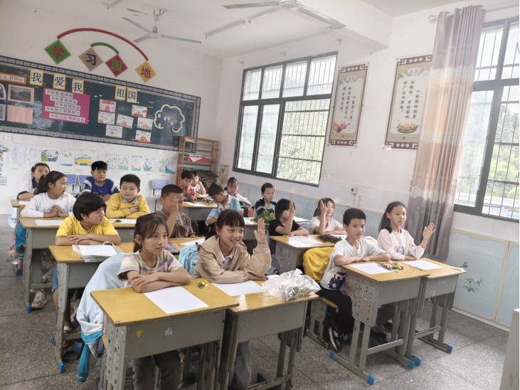 节约粮食 不负“食”光 ——安徽农业大学经济管理学院志愿者播撒节俭种子