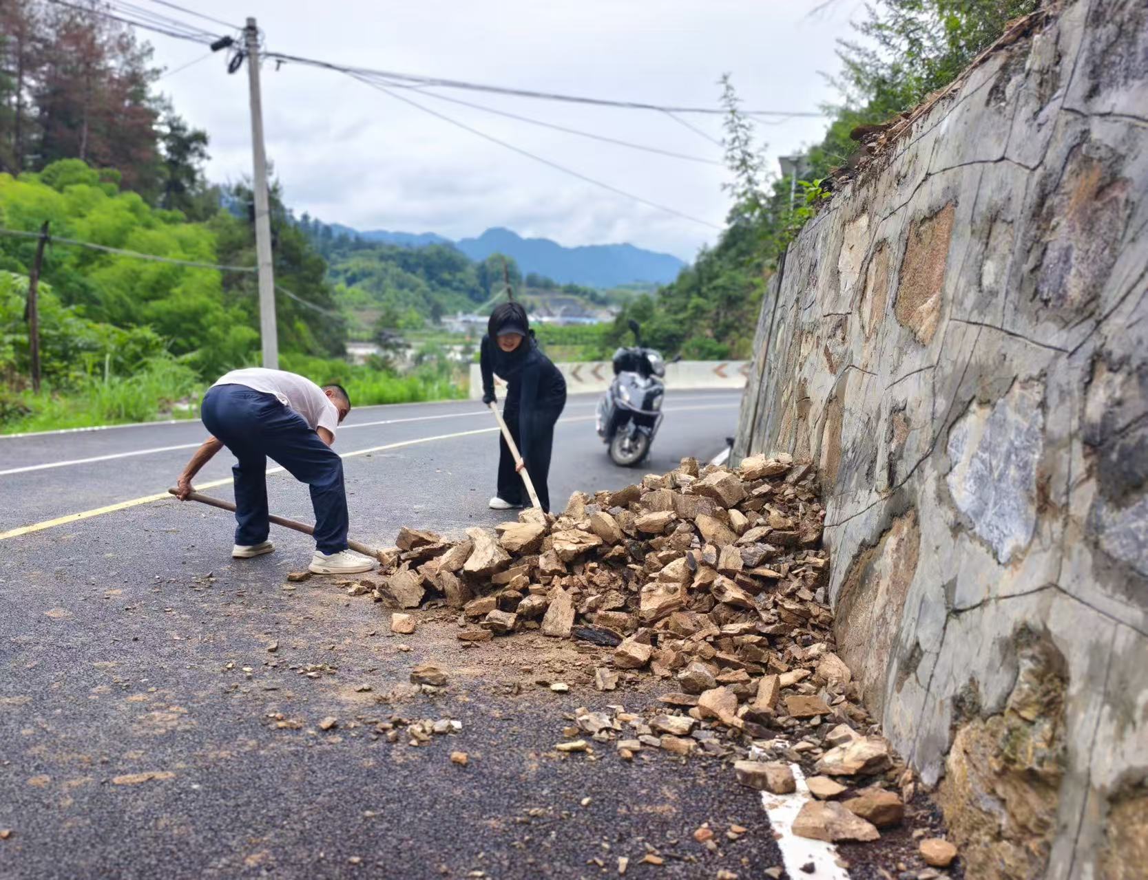 古阳镇：齐心抗灾保畅通  干群携手护家园