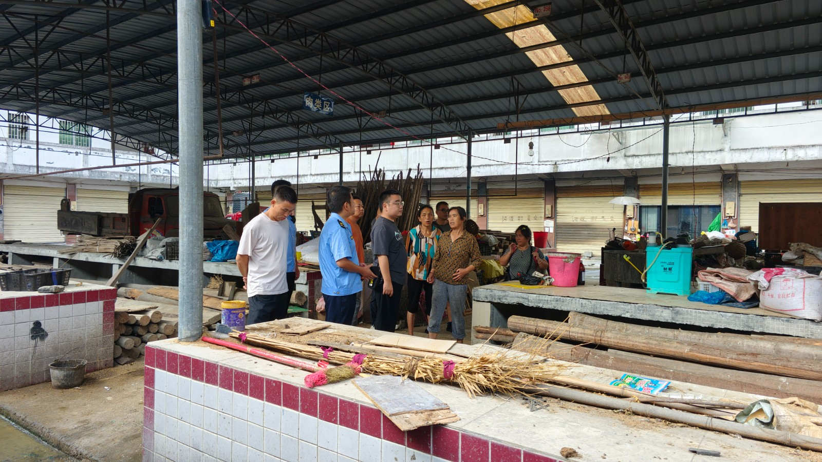 古阳镇河蓬集市焕新颜：环境卫生整治在行动
