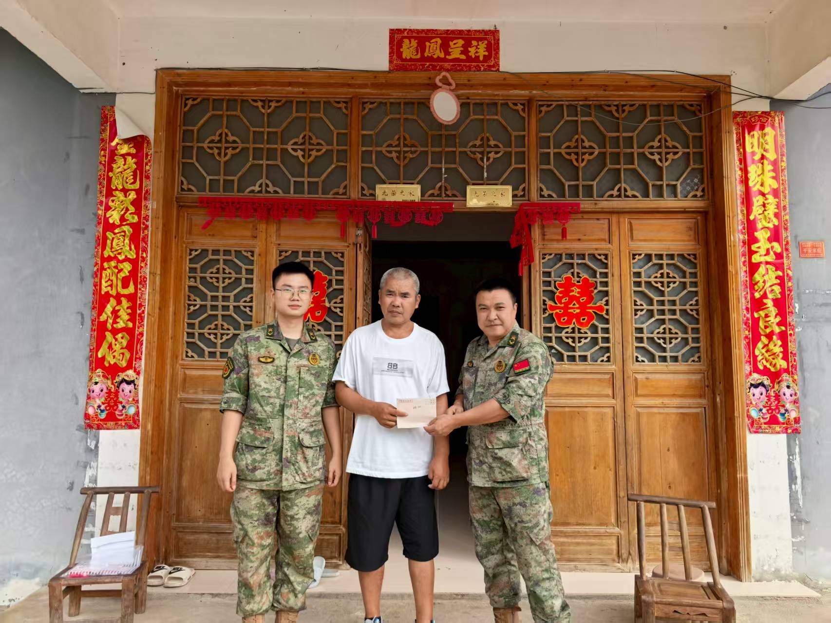 红石林镇：“八一”慰问送关怀  情暖退役军人心