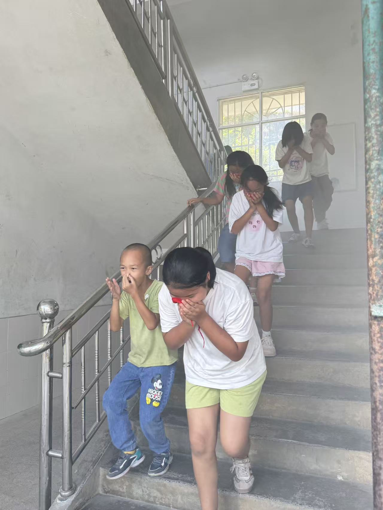 古丈县红石林镇中心完小消防安全进校园活动