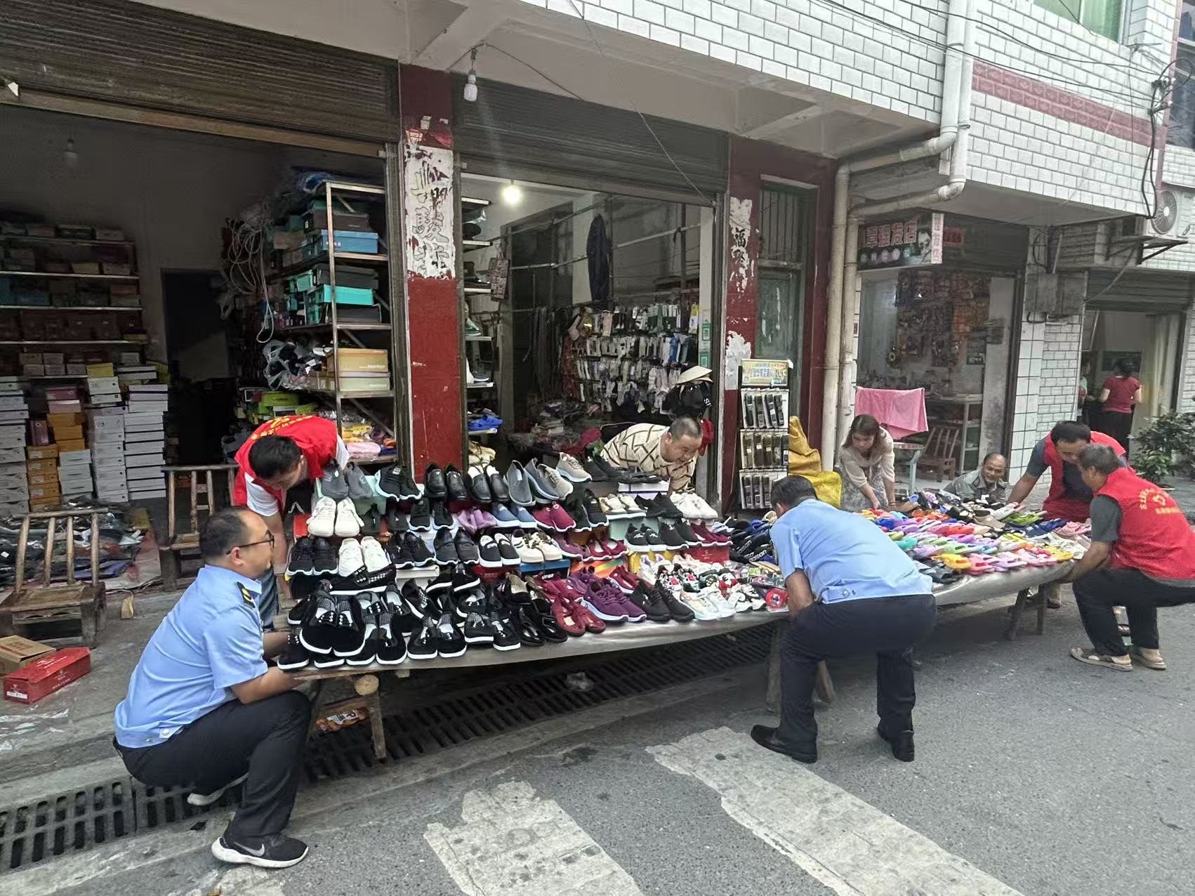 岩头寨镇赶集日告别“肠梗阻”  执法劝导换来路畅人安