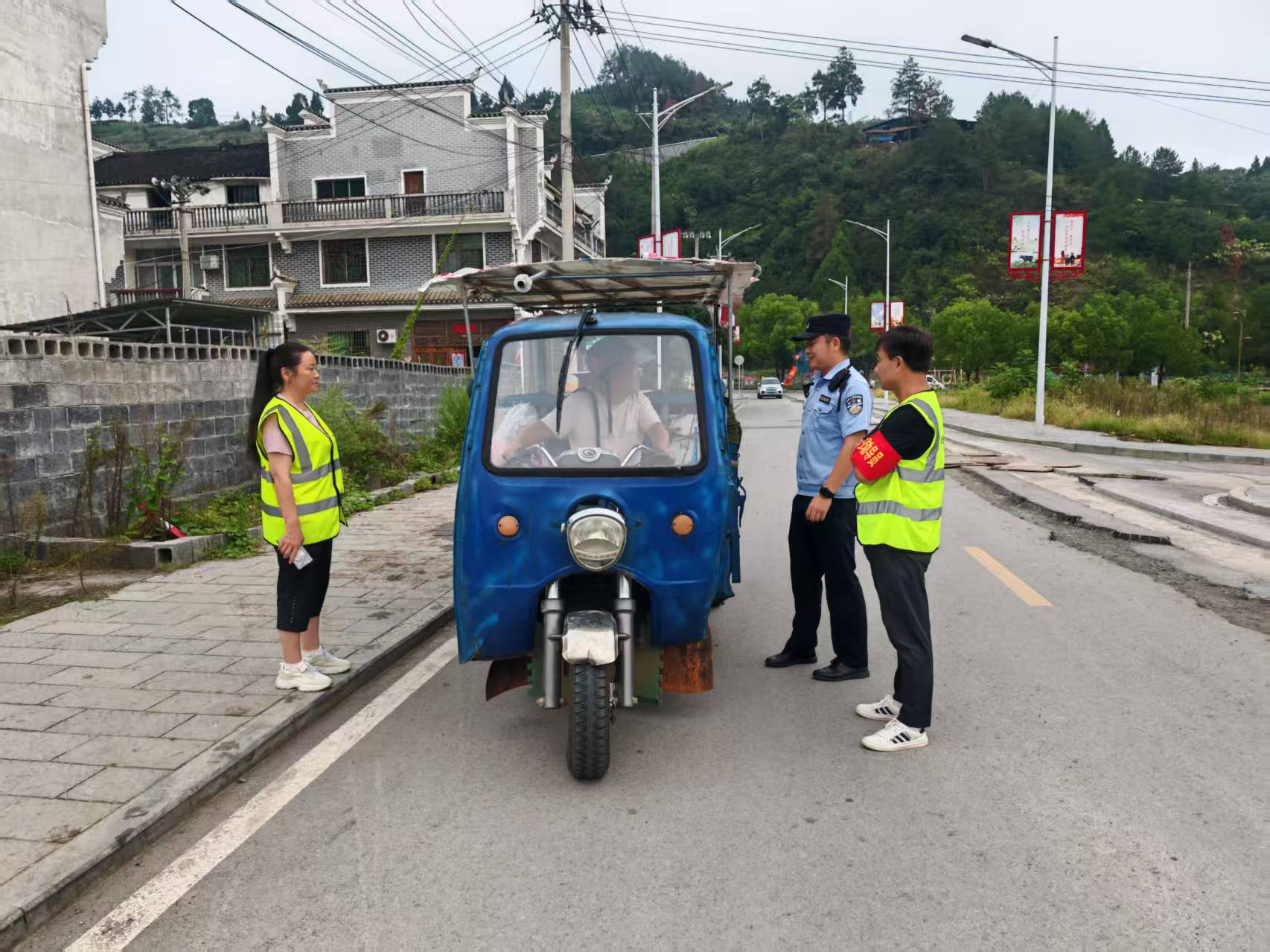 古阳镇：赶集日交通整治“不打烊” 筑牢群众出行安全屏障