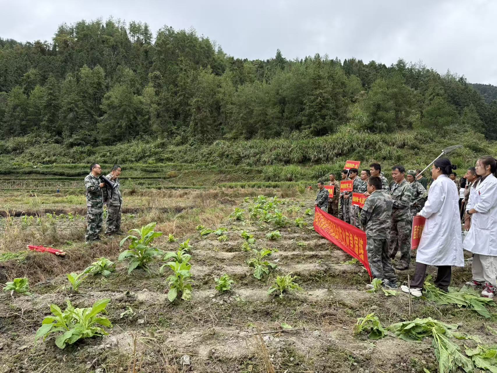 古阳镇官坝村：开展森林防火实战应急演练  筑牢森林安全“防火墙”