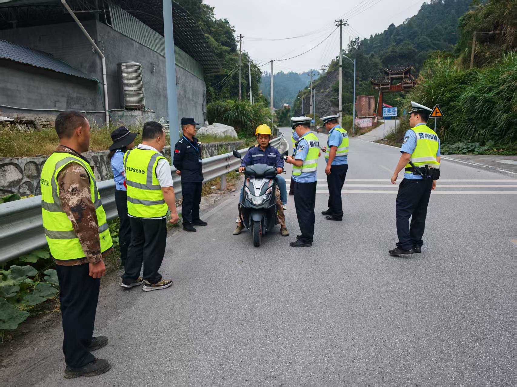 古阳镇：国庆前赶集日联合执法护平安 交通安全宣传暖民心