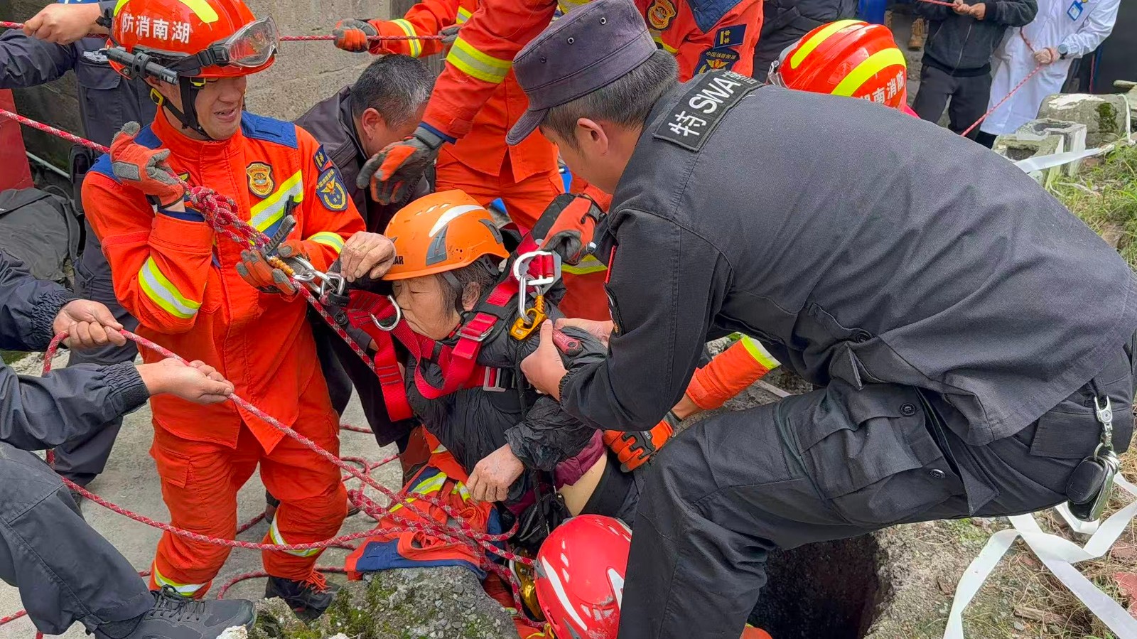 消防救援大队20分钟成功营救坠井老人 暖心救援彰显生命至上