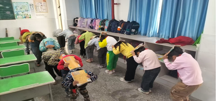 以练筑防，临“震”不慌——默戎镇九年一贯制学校2025年秋季防震应急疏散演练