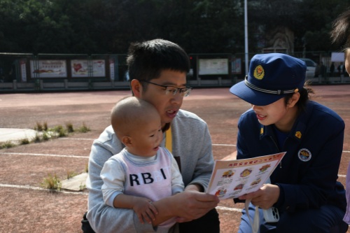 消防宣传进广场 暖心守护“一老一小”安全防线