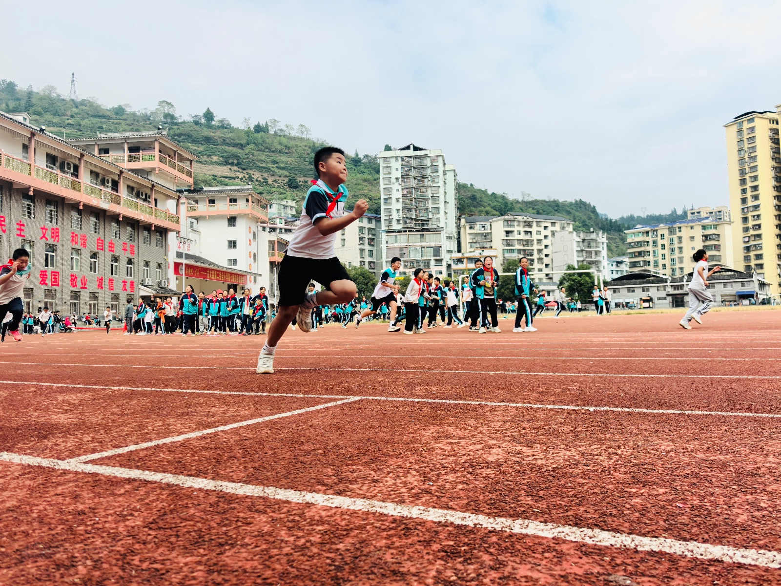 古丈二小“奔跑吧·少年”第七届田径运动会活力绽放