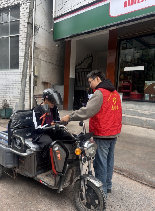 古丈县坪坝镇：入户宣讲交通安全  织密乡村安全防护网