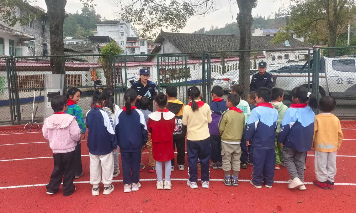 警校携手织密安全网 反诈演练护航成长路——罗依溪派出所与罗依溪九年制学校联合开展综合性安全防护活动