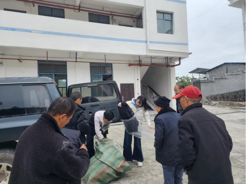 古丈县岩头寨镇：棉衣递温情 民生答卷暖人心