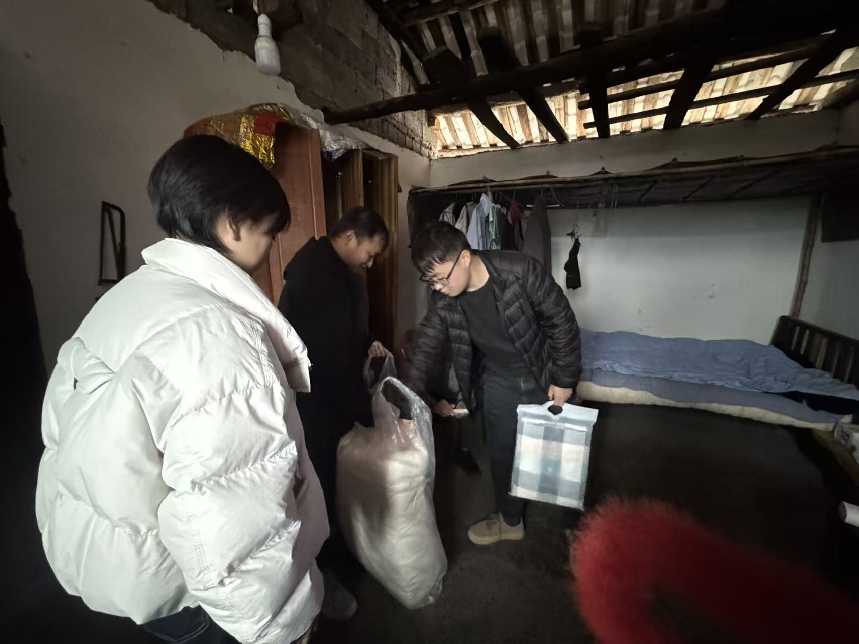 棉被送暖意，救助显精准——断龙山镇发放御寒物资，筑牢民生“温暖防线”