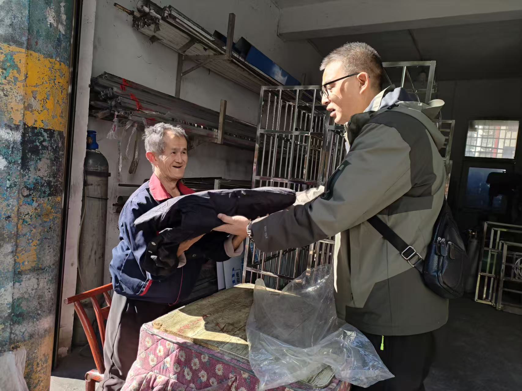 古阳镇：冬日送温暖 救助显温情