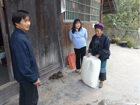 坪坝镇：部门联动显担当，暖冬棉絮递温情