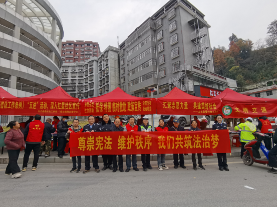 古丈县多部门联合开展“12.4宪法宣传周”宣传活动 ——赶集日里普法忙 宪法精神入人心