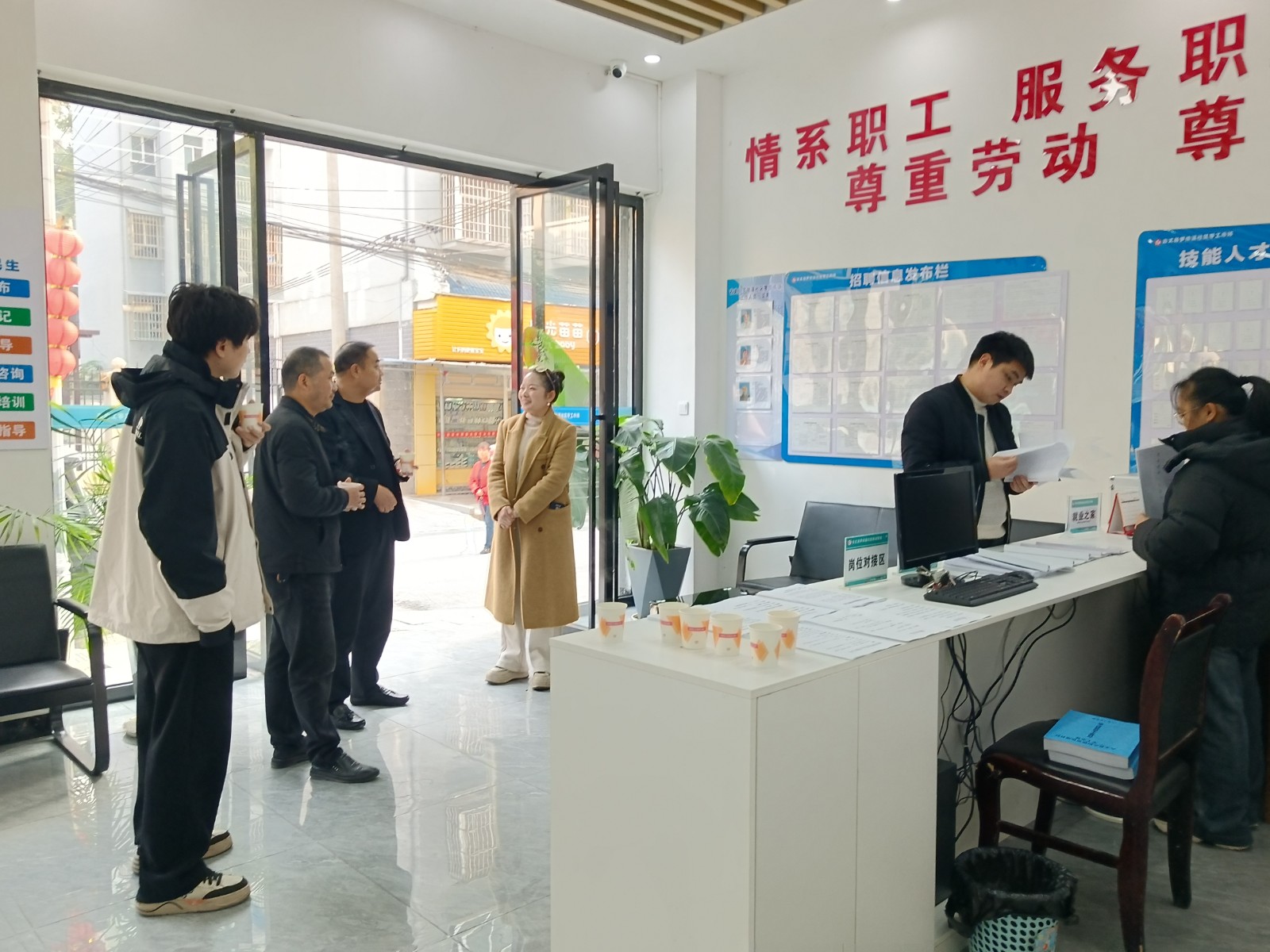 古阳镇罗依溪社区：精准指导强服务 人社关怀暖零工