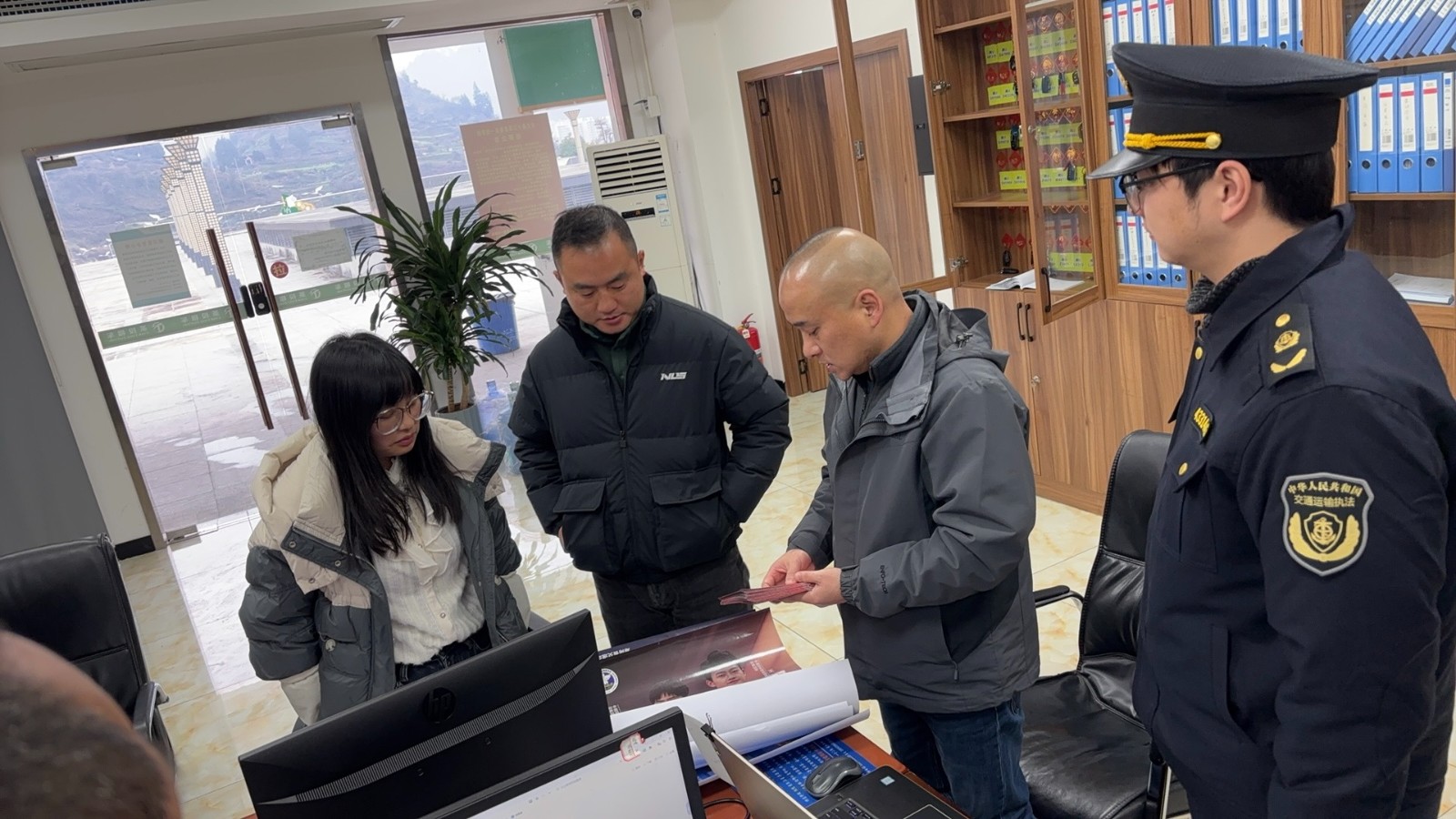 送法入企护平安 禁放宣传暖冬行——城乡建设和交通运输局开展烟花爆竹禁放宣传活动