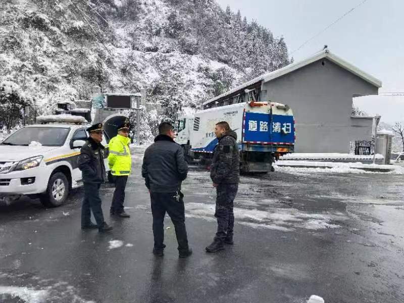 冰雪保畅守初心 执法护航平安路 ——古丈县交通运输执法大队全力应对低温冰冻天气