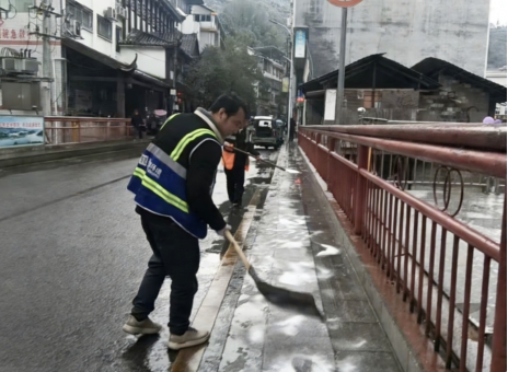 破冰除雪护出行，古丈环卫守护冬日平安道