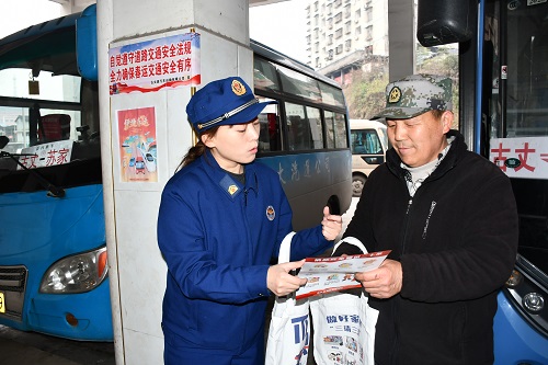 古丈县消防救援大队深入车站开展消防宣传护航春运