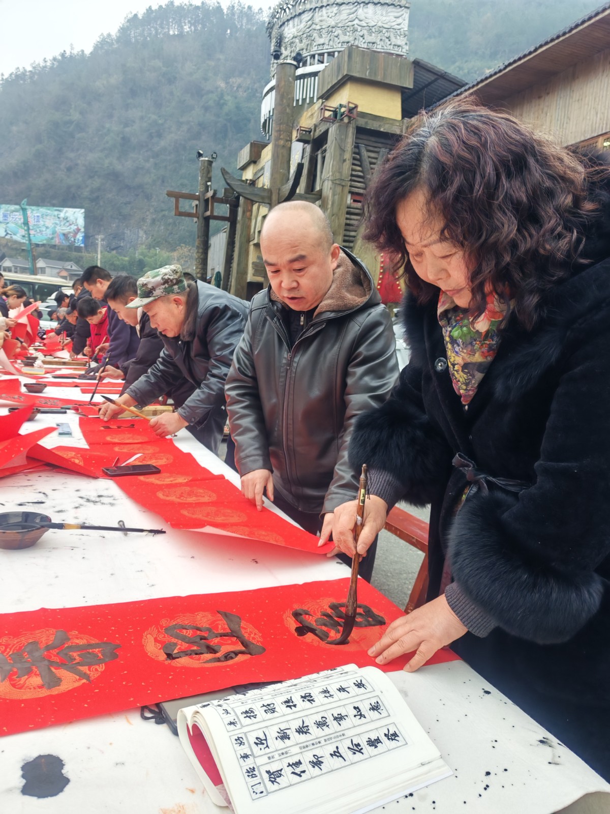 翰墨飘香暖苗寨 新春祝福送万家 ——古丈县委宣传部（文旅广电局）、文联、书法家协会开展送春联送福字活动