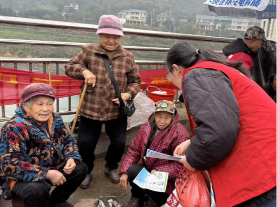 古丈县坪坝镇：年前赶集忙宣传 筑牢安全防护网