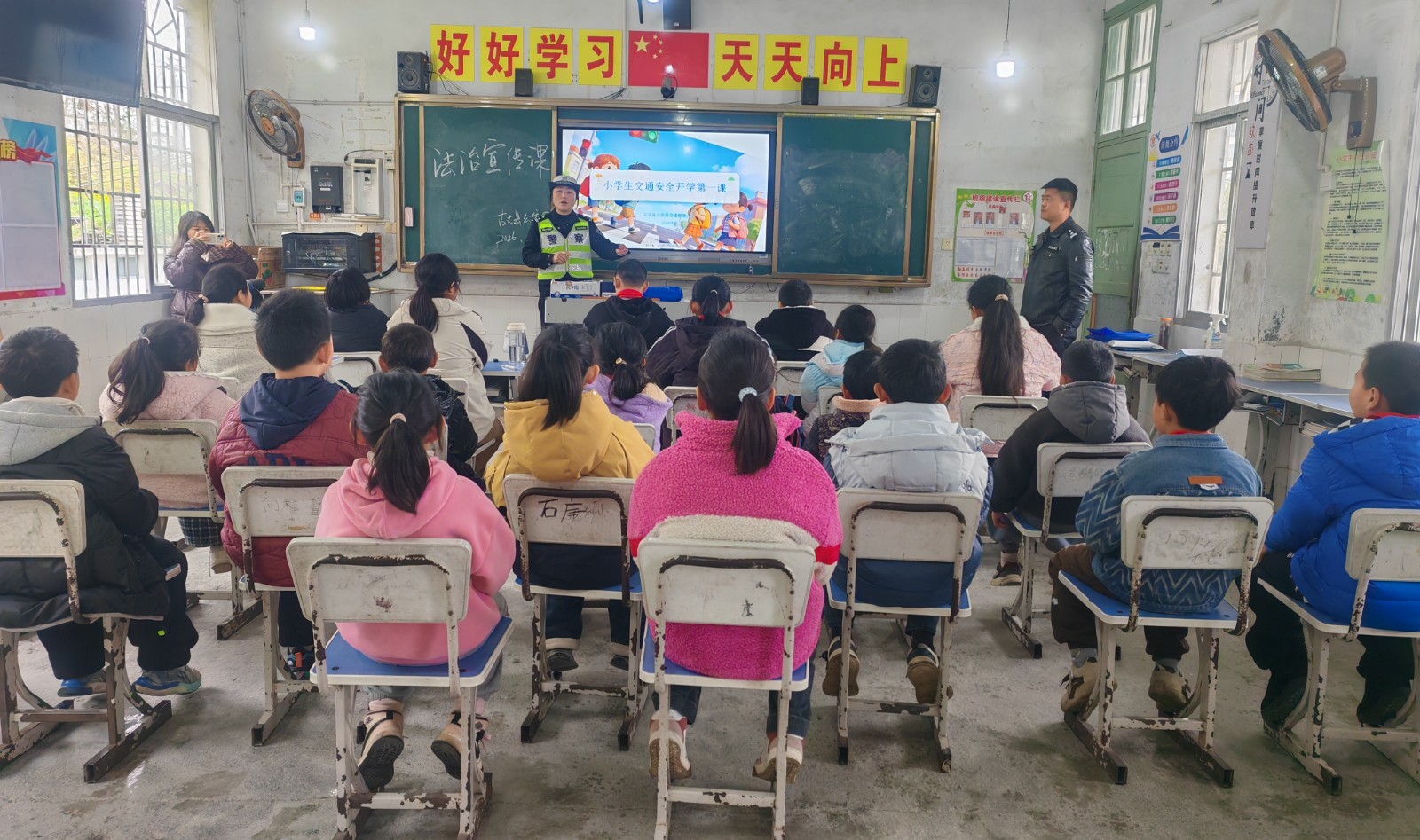 法治宣传进校园 交通安全护成长 ——红石林镇中心完小开展法治交通安全教育