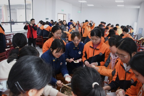 暖春里的“志愿橙”  湘西古丈县开展学雷锋敬老活动