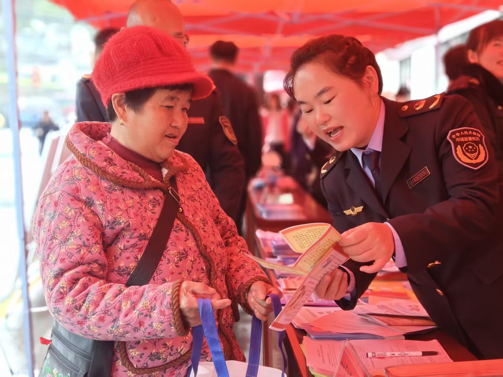 古丈县市场监管局开展“3.15”“你点我检”活动  守护赶集日“烟火气”