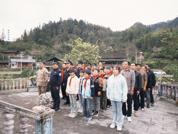 古丈县岩头寨镇：清明祭英烈，鲜花寄哀思