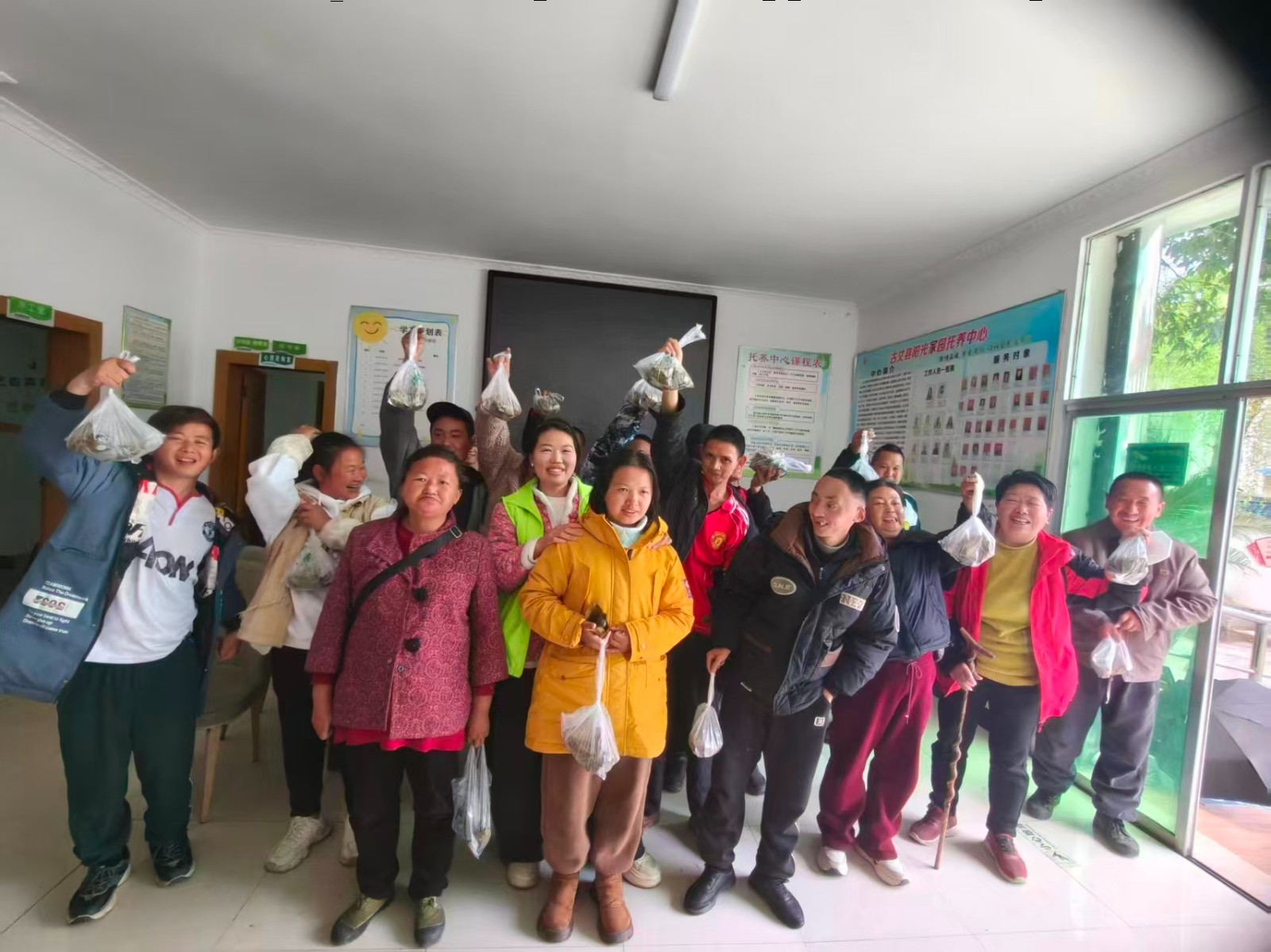 清明寄情传温暖 巧手共制草粑粑—— 古丈县“阳光家园”托养中心开展清明节 主题活动